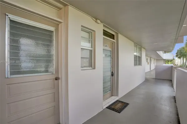 2800 NW 47th Terrace 202a, Lauderdale Lakes, FL 33313