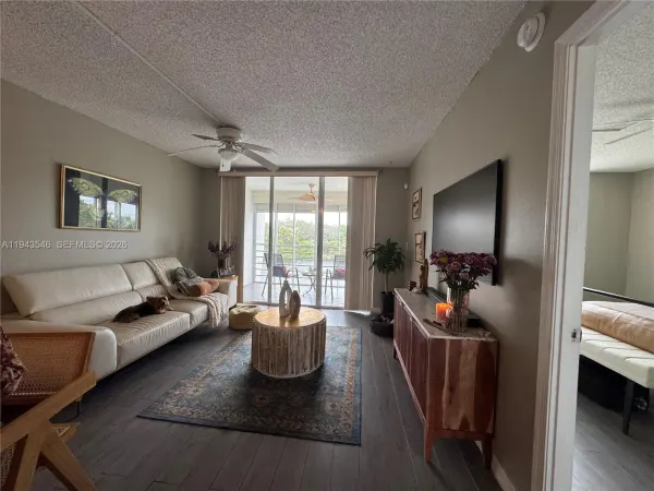 9450 Poinciana Place 405, Davie, FL 33324