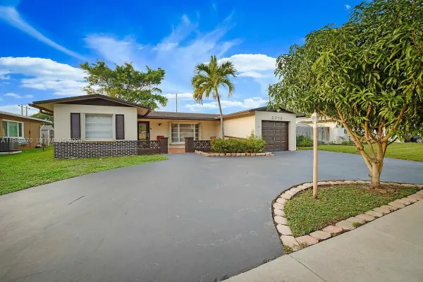 2210 NW 91st Terrace, Pembroke Pines, FL 33024