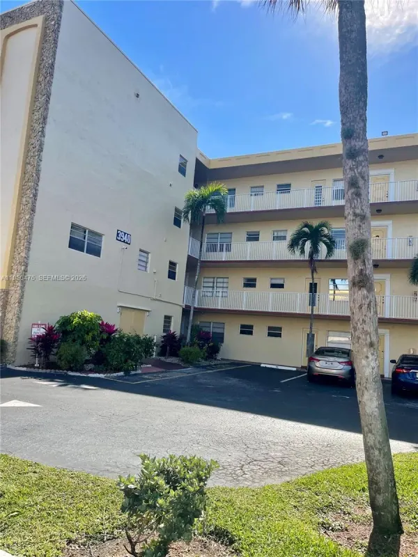 3940 NW 42nd Avenue, Unit 319, Lauderdale Lakes, FL, 33319