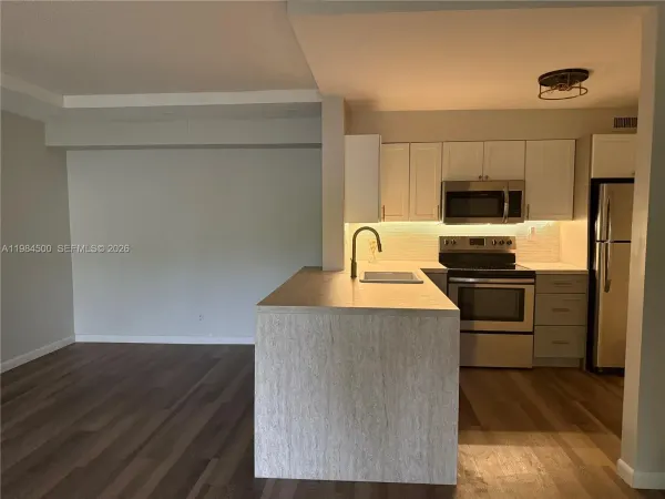 3001 N Oakland Forest Drive 104, Oakland Park, FL 33309