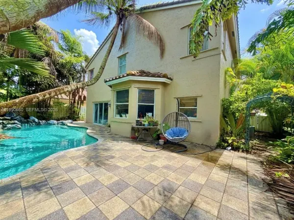 1040 NW 185th Avenue, Pembroke Pines, FL 33029