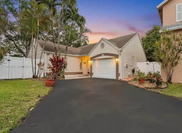 371 NW 101st Terrace, Pembroke Pines, FL 33026