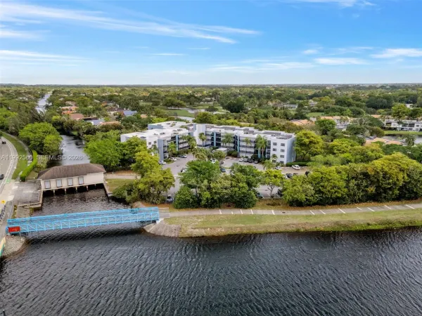 1021 Mockingbird Lane, Unit 302, Plantation, FL, 33324