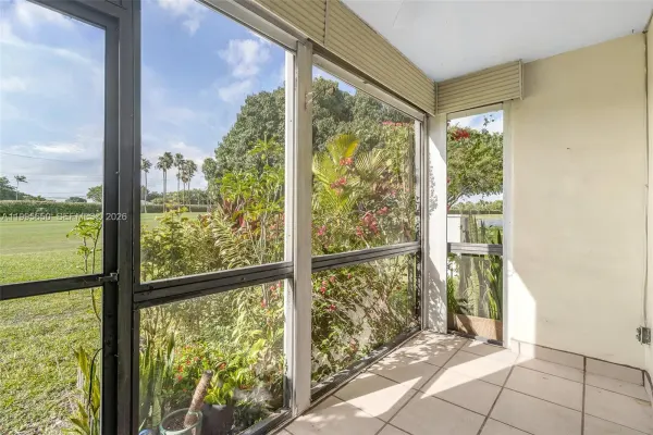9820 S Hollybrook Lake Drive 106, Pembroke Pines, FL 33025