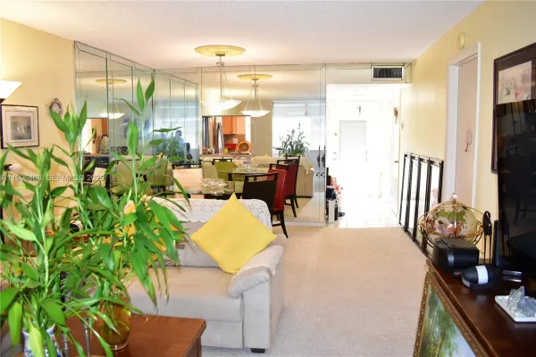 9881 Sunrise Lakes Boulevard 207, Sunrise, FL 33322