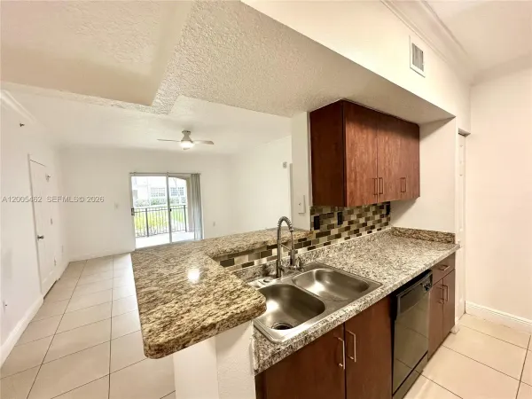 215 SW 117th Terrace 14104, Pembroke Pines, FL 33025