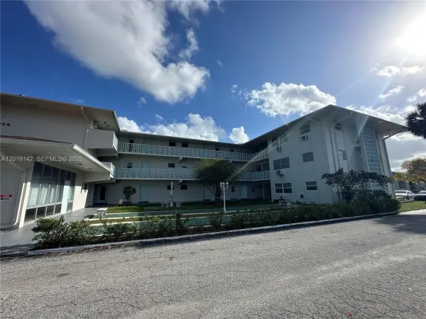 1050 E Sample Road 208, Pompano Beach, FL 33064