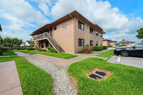 10049 Winding Lake Road 202, Sunrise, FL 33351
