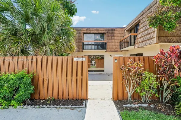 4011 Palm Bay Circle A, West Palm Beach, FL 33406