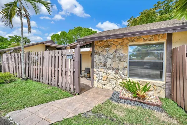 330 Briarwood Circle, Unit 319, Hollywood, FL, 33024