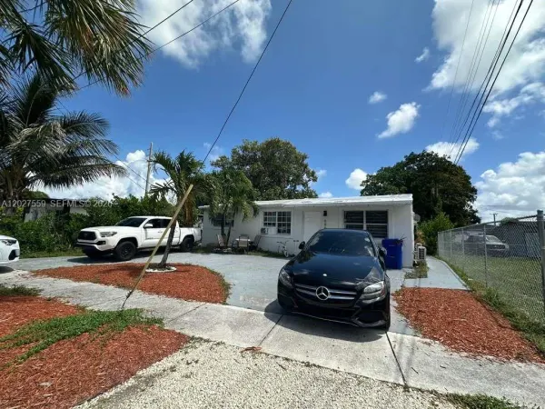 685 SW 7th Terrace, Dania Beach, FL 33004