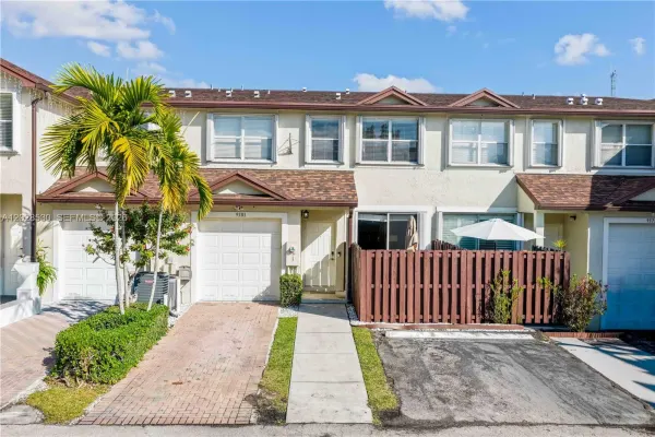9581 SW 3rd Street, Pembroke Pines, FL 33025