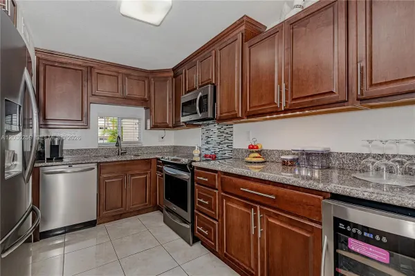 9410 N Hollybrook Lake Drive 11109, Pembroke Pines, FL 33025