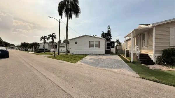 8631 SW 18th Place, Davie, FL 33324