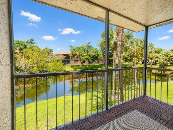 305 Lakeview Drive 204, Weston, FL 33326