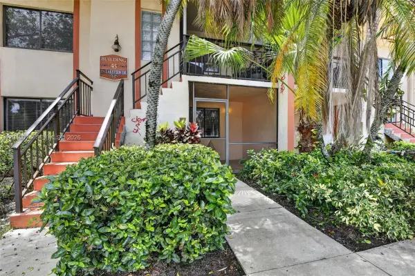 359 Lakeview Drive 102, Weston, FL 33326