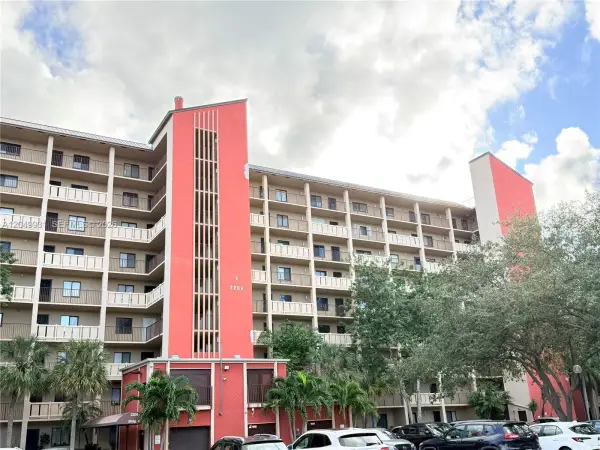 2206 S Cypress Bend Drive 508, Pompano Beach, FL 33069