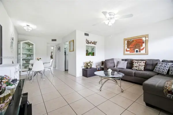 9101 Sunrise Lakes Boulevard 218, Sunrise, FL 33322
