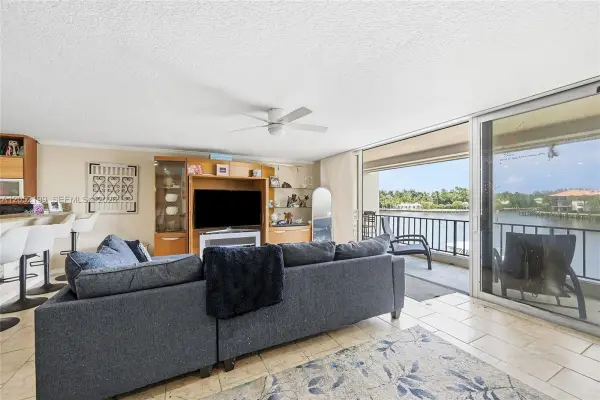 801 Palm Trail 10, Delray Beach, FL 33483