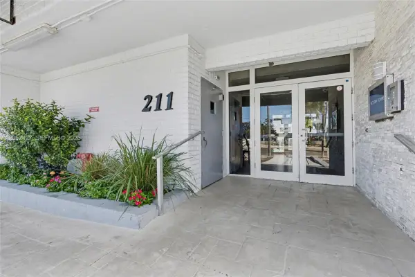 211 S Ocean Drive 205, Hollywood, FL 33019
