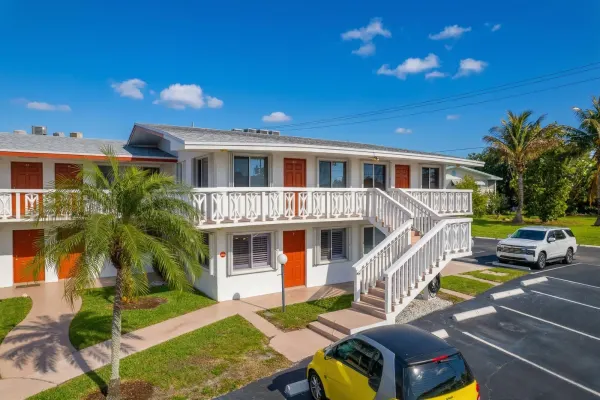 2020 Lake Osborne Drive 9, Lake Worth Beach, FL 33461