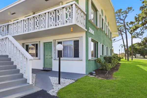 2004 Lake Osborne Drive 1, Lake Worth Beach, FL 33461
