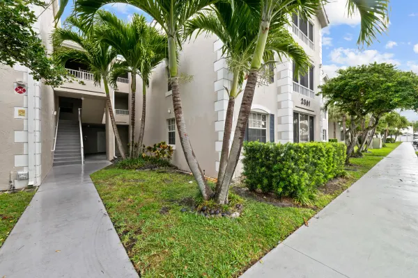 2861 N Oakland Forest Drive 202, Oakland Park, FL 33309