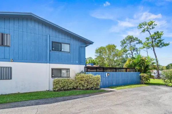 4585 Holly Lake Drive, Lake Worth, FL 33463