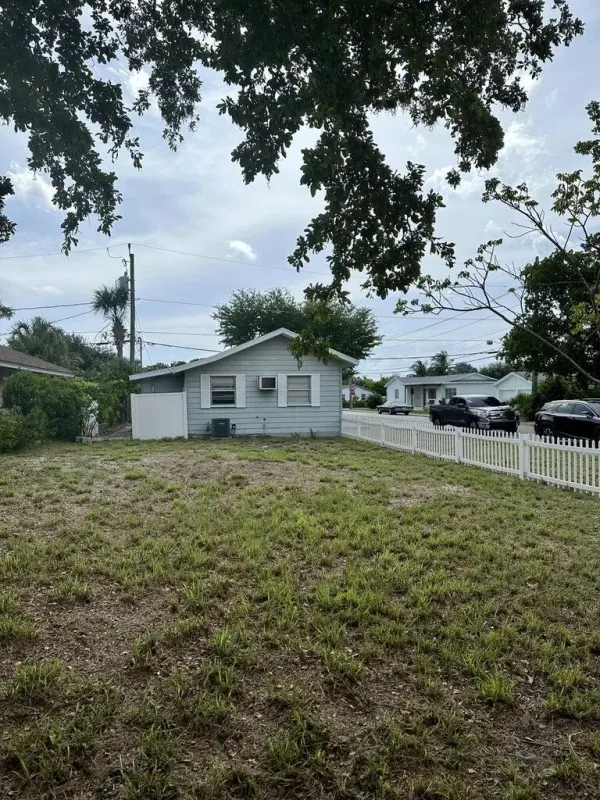 312 N 12th Ave Avenue N, Lake Worth Beach, FL 33460