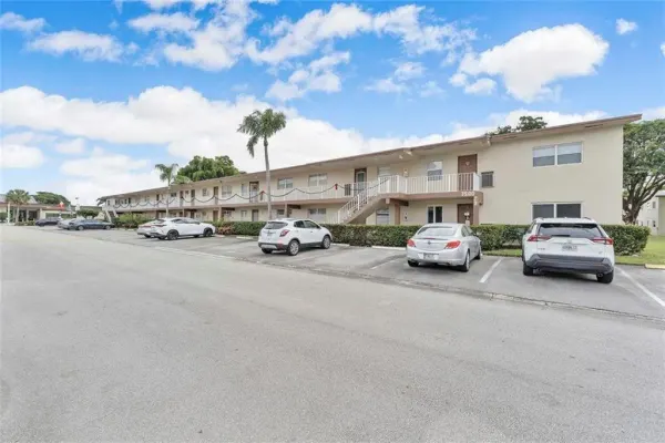 7300 NW 4th Place 105, Margate, FL 33063