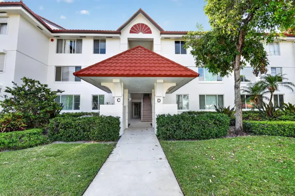 104 Half Moon Circle D2, Hypoluxo, FL 33462