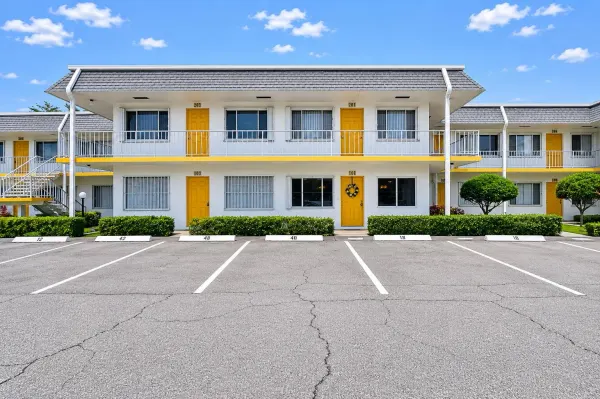 3240 Lake Osborne Drive Apt 104, Lake Worth Beach, FL 33461