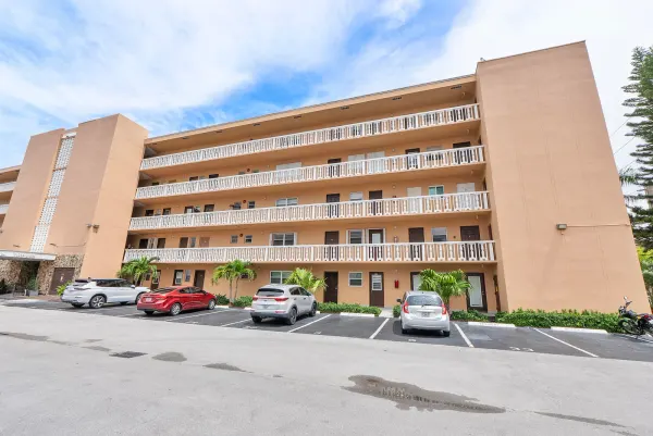 219 NE 14th Avenue 107, Hallandale Beach, FL 33009