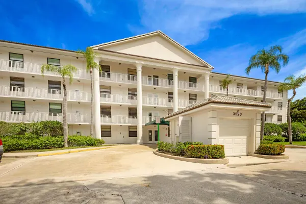 3526 Whitehall Drive 302, West Palm Beach, FL 33401
