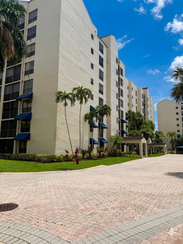 7564 Regency Lake Drive 202, Boca Raton, FL 33433