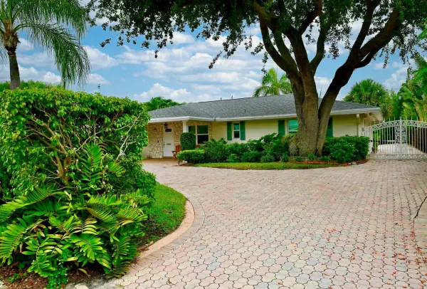 129 Alhambra Place, West Palm Beach, FL 33405