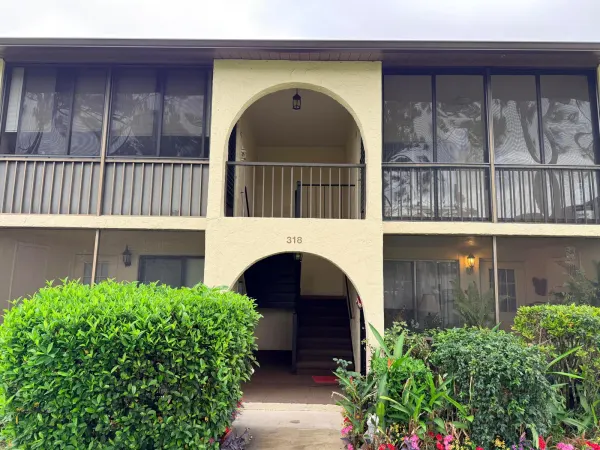 318 Knotty Pine Circle D-2, Greenacres, FL 33463