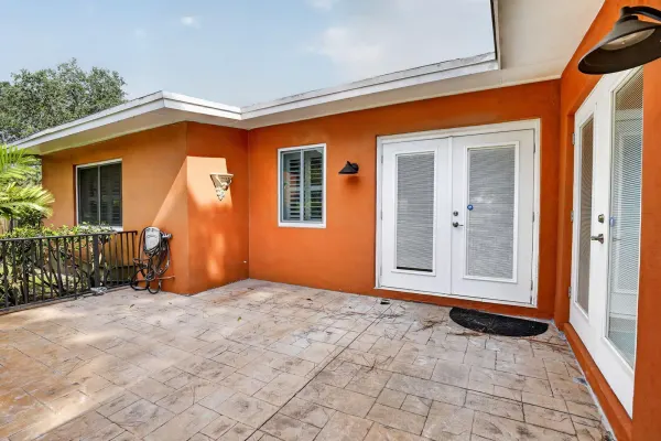1101 E Country Club Circle, Plantation, FL 33317