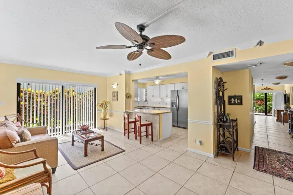 372 Golfview Road 101, North Palm Beach, FL 33408