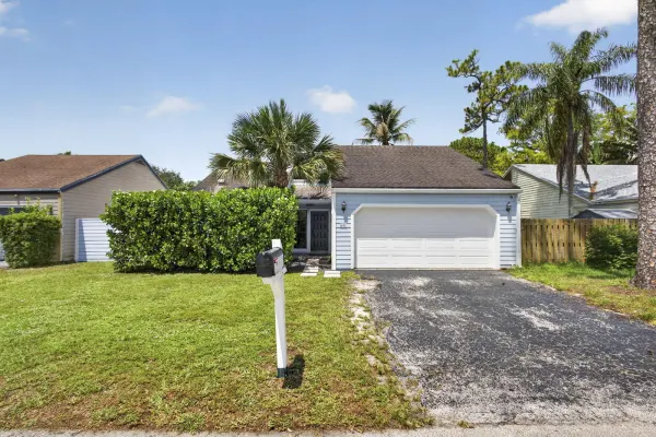 537 Goldenwood Way, Wellington, FL 33414