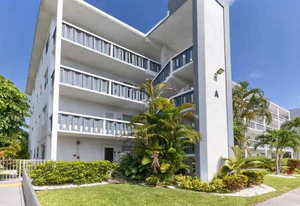 2002 Berkshire 2002, Deerfield Beach, FL 33442