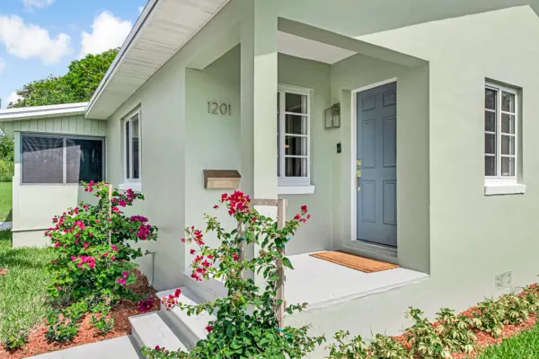 1201 N Palmway, Lake Worth Beach, FL 33460