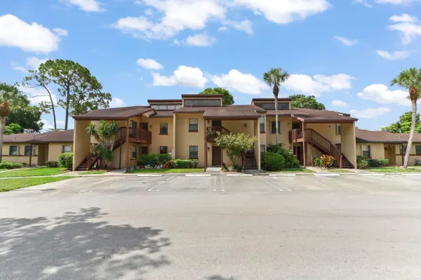 105 Lakeview Drive E, Royal Palm Beach, FL 33411