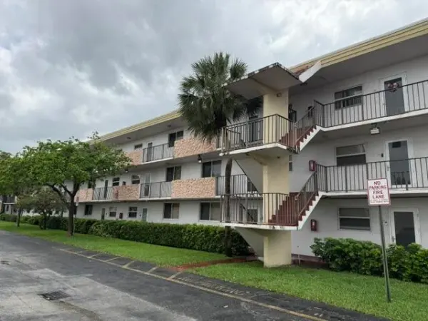 6005 Del Lago Circle, Sunrise, FL 33313