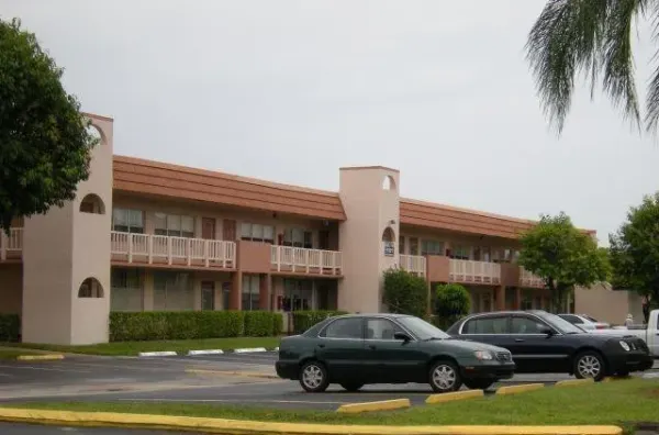 9101 Sunrise Lakes Boulevard 206, Sunrise, FL 33322