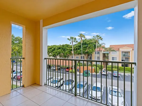 135 Yacht Club Way 305, Hypoluxo, FL 33462