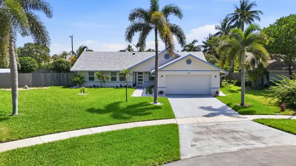 25 Cedar Circle, Boynton Beach, FL 33436