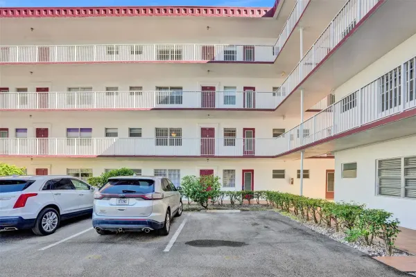 4270 NW 40th Street 211, Lauderdale Lakes, FL 33319