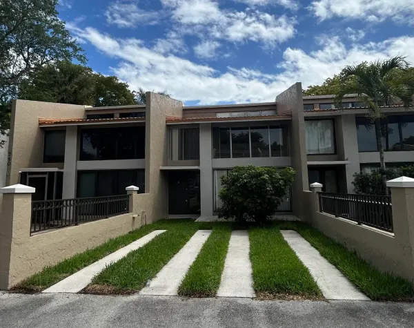 750 E Coco Plum Circle 2, Plantation, FL 33324